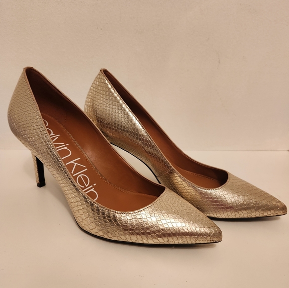 Women's shoes Calvin Klein  made of genuine leather in gold color. Size 7/1.2 - Picture 3 of 6